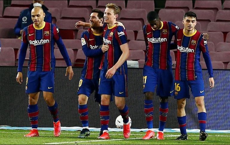 El delantero argentino del Barcelona, Lionel Messi (2i), celebra el segundo gol de su equipo ante el Elche. EFE/E. Fontcuberta