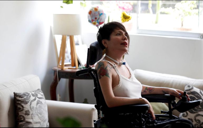 Ana Estrada, psicóloga de profesión, sufre desde los 12 años poliomistiosis incurable, que provoca una debilidad muscular progresiva, por lo que usa silla de ruedas desde los 20 años. EFE/ARCHIVO