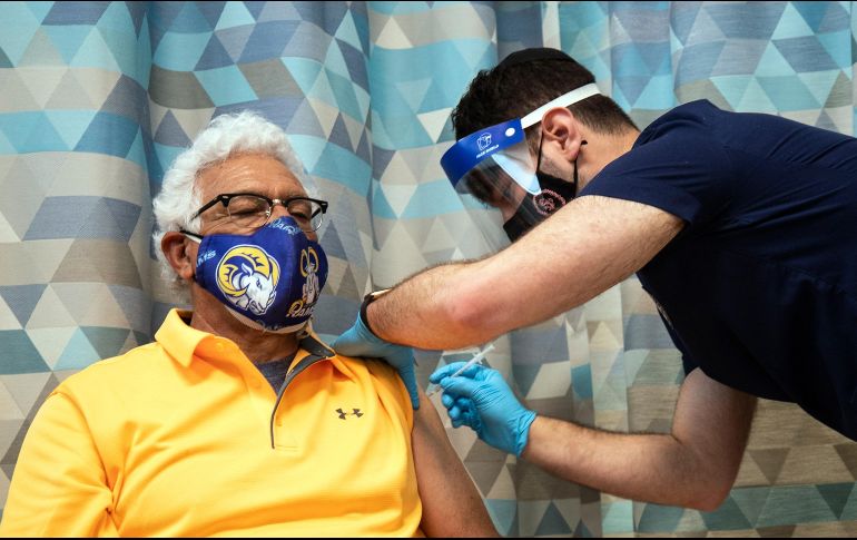 Un hombre recibe hoy la vacuna contra el COVID-19 en Compton, California. FE/EPA/E. Laurent