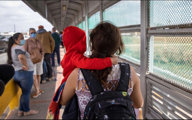 Los migrantes cruzaron por el puente que une a Matamoros, en Tamaulipas, con Brownsville, en Texas. AFP/J. Moore