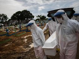Trabajadores entierran a una persona fallecida por COVID-19 en el cementerio público Nossa Senhora Aparecida en Manaos, Amazonas. EFE/R. Alves
