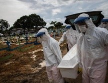 Trabajadores entierran a una persona fallecida por COVID-19 en el cementerio público Nossa Senhora Aparecida en Manaos, Amazonas. EFE/R. Alves