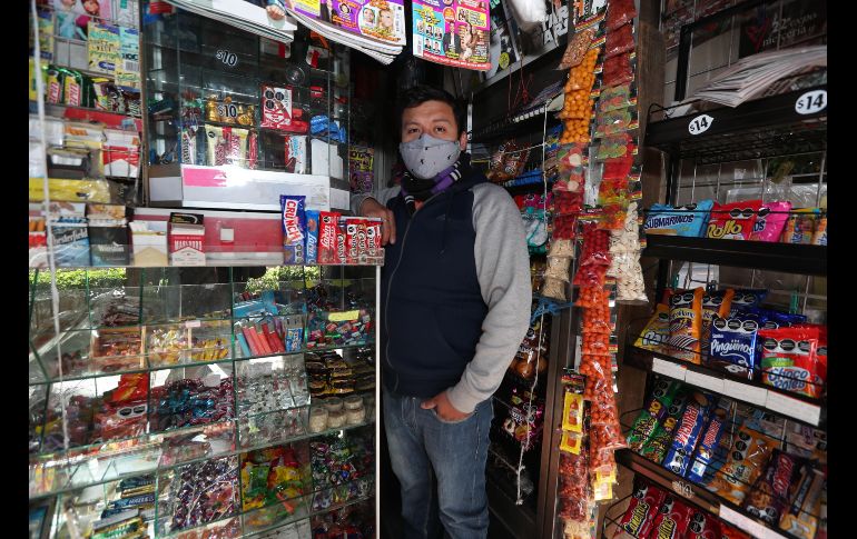 José Alberto, vendedor de periódicos, enfrenta la crisis económica como resultado de la pandemia de COVID-19 en México. EFE / M. Guzmán