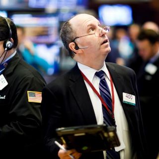 Wall Street termina mixto tras una jornada volátil