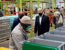 Joe Biden y la primera dama, Jill Biden, visitaron el Houston Food Bank, que atiende a más de un millón de personas en el sureste de Texas. AP/P. Semansky