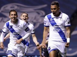 Emanuel Gularte (d) de Puebla celebra una anotación contra Necaxa. EFE/H. Ríos