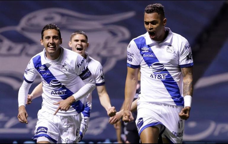 Emanuel Gularte (d) de Puebla celebra una anotación contra Necaxa. EFE/H. Ríos