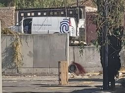 El cuerpo quedó sentado sobre la barda con el tórax que colgaba; personal de Ciencias Forenses no localizó indicios en el lugar. ESPECIAL