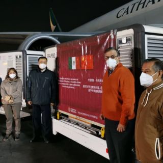 COVID-19: Llegan a México 800 mil vacunas chinas Sinovac; suman un millón
