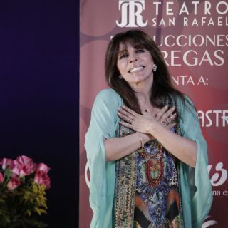 Verónica Castro fascina con su rostro al natural a sus 68 años