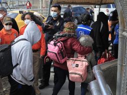 Los centroamericanos, que presentaban signos de deshidratación, fueron trasladados a las instalaciones del INM. EFE/L. Torres