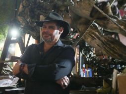 Sergio Garval. El escultor supervisó los últimos retoques a la base de la escultura. EL INFORMADOR/G. Gallo