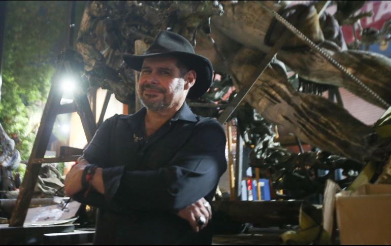 Sergio Garval. El escultor supervisó los últimos retoques a la base de la escultura. EL INFORMADOR/G. Gallo