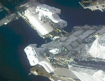 Rubins y Glover tuvieron que armar y atornillar las piezas para los dos primeros paneles solares, que está previsto enviar en junio. AP / ARCHIVO