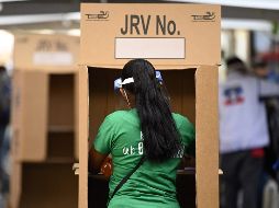 Una mujer vota hoy en San Salvador. Los salvadoreños deberán elegir los 84 diputados a la Asamblea Legislativa, autoridades de 262 alcaldías y 20 diputados al Parlamento Centroamericano. AFP/M. Recinos