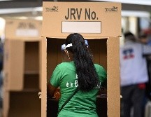 Una mujer vota hoy en San Salvador. Los salvadoreños deberán elegir los 84 diputados a la Asamblea Legislativa, autoridades de 262 alcaldías y 20 diputados al Parlamento Centroamericano. AFP/M. Recinos