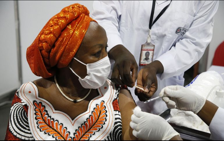 Trabajadores sanitarios de Ghana y Costa de Marfil, primeros países receptores de vacunas a través de COVAX, comenzaron hoy a vacunarse. EFE / L. Koula