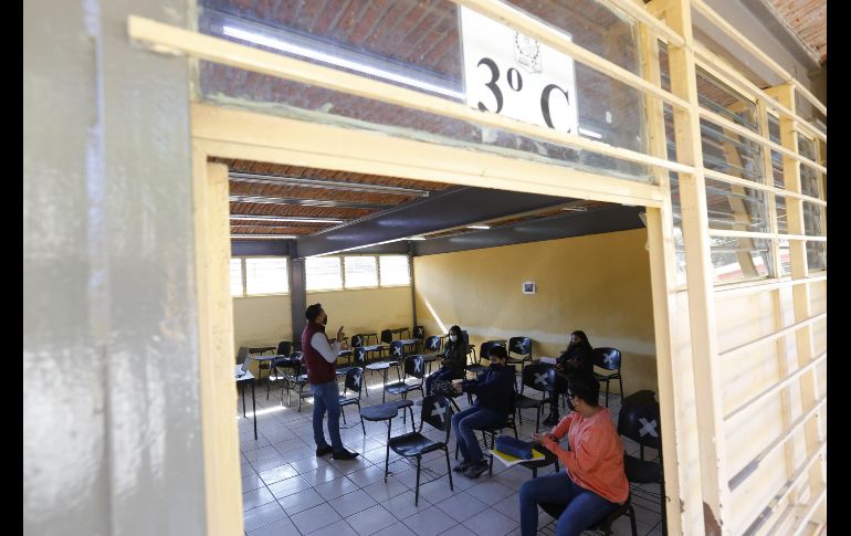Estudiantes regresan a clases presenciales en una escuela de Zapopan. EFE/F. Guasco