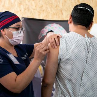 Vacunarán a personal de hospitales privados, Cruz Verde y de cárceles