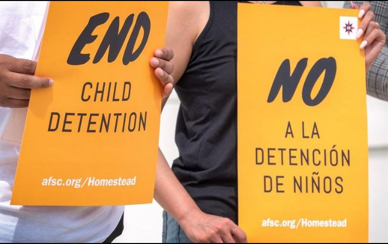 Manifestantes exigen que, en vez de reabrir centros de detención, la administración de Biden debe tener como prioridad regresar a los menores con sus familias. EFE/C. Herrera