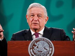 Esta es la primera aparición de AMLO practicando beisbol luego de que se contagiara del nuevo coronavirus. EFE/J. Méndez