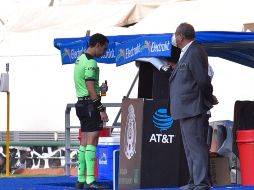 El árbitro central, César Ramos, revisó la jugada en el monitor y decidió anular el tanto de los Zorros. Imago7 / S. Bautista