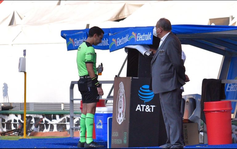 El árbitro central, César Ramos, revisó la jugada en el monitor y decidió anular el tanto de los Zorros. Imago7 / S. Bautista