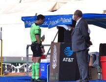 El árbitro central, César Ramos, revisó la jugada en el monitor y decidió anular el tanto de los Zorros. Imago7 / S. Bautista