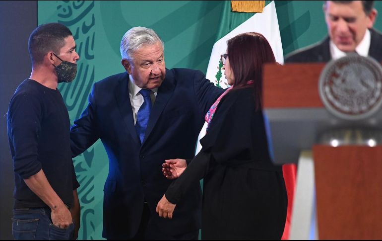 El joven (i) ingresó ayer a la mañanera del Presidente López Obrador. SUN/ARCHIVO