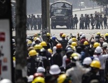 Fuerzas de seguridad birmanas dispararon este martes munición real y gas lacrimógeno contra manifestantes antigolpistas, dejando varios heridos. EFE/L. Bo Bo
