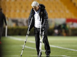 Ricardo Ferretti salió con muletas al campo debido a problemas que tiene en la cadera. IMAGO7