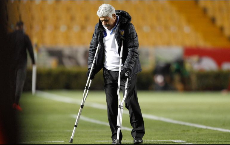 Ricardo Ferretti salió con muletas al campo debido a problemas que tiene en la cadera. IMAGO7