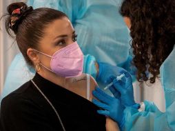 Una docente recibe la primera dosis de la vacuna Astra-Zeneca en Sevilla. EFE/J. Muñoz