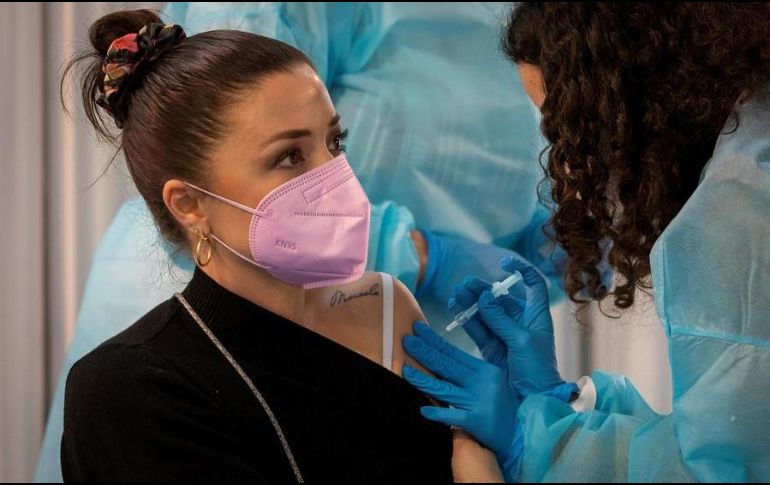 Una docente recibe la primera dosis de la vacuna Astra-Zeneca en Sevilla. EFE/J. Muñoz