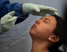 Deben seguirse haciendo el mayor número de pruebas posibles ante el repunte de casos de coronavirus, señala la OMS: AP / ARCHIVO