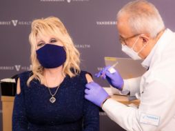 Parton insistió en que la campaña de vacunación contra el coronavirus es fundamental para frenar la pandemia y volver a la normalidad. INSTAGRAM / @DollyParton