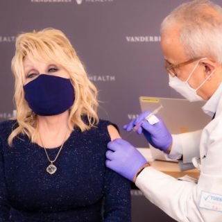 Dolly Parton se vacuna contra COVID-19 y adapta "Jolene" para la ocasión