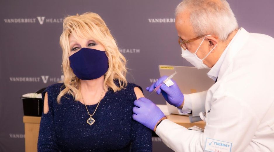Parton insistió en que la campaña de vacunación contra el coronavirus es fundamental para frenar la pandemia y volver a la normalidad. INSTAGRAM / @DollyParton