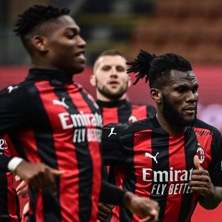 Milan tropieza en liga y se aleja del líder