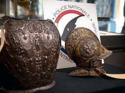 CORAZA Y CASCO. Ambas piezas estaban en posesión de una familia de Burdeos. AFP
