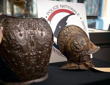 CORAZA Y CASCO. Ambas piezas estaban en posesión de una familia de Burdeos. AFP