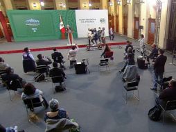 Al tomar el micrófono, el hombre justifica su acción al asegurar que viene desde Tamaulipas y solo tiene derecho a acudir a la mañanera una vez al mes. YOUTUBE / Andrés Manuel López Obrador