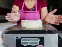 En las colonias Villaseñor y Santa Teresita el kilo de tortillas subió desde finales de enero. EL INFORMADOR/G. Gallo