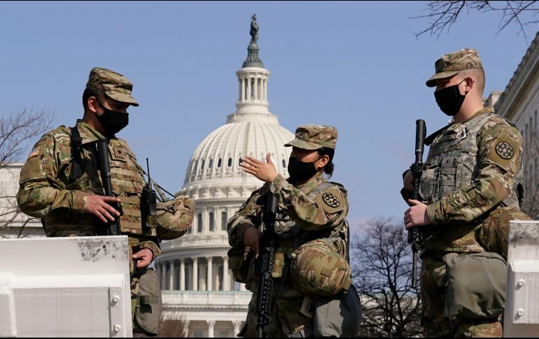 Miembros de la Guardia Nacional vigilan hoy en el Capitolio en en Washington. AP/C. Kaster
