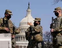 Miembros de la Guardia Nacional vigilan hoy en el Capitolio en en Washington. AP/C. Kaster
