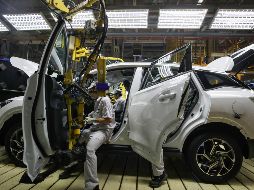 En cuanto a exportación, en febrero se enviaron 213 mil 987 vehículos al extranjero, un 22% menos que en febrero de 2020. AFP / ARCHIVO