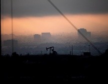 En total, la OPEP convino dejar bajo tierra cerca de siete millones de barriles diarios en marzo. EFE/ARCHIVO