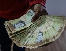 El efectivo escasea mucho, y los usuarios hacen largas filas en los bancos para acceder a no más de 400 mil bolívares. EFE/ARCHIVO