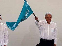 El presidente de México, Andrés Manuel López Obrador (d) y el gobernador de Quintana Roo, Carlos Joaquín González (i), dan el banderazo de inicio de la obra del tramo 5 del Tren Maya. EFE/A. Cupul