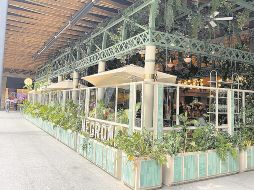 El lugar tiene una decoración y ambiente que invitan a quedarse a disfrutar la amplia carta de platillos que ofrece. ESPECIAL